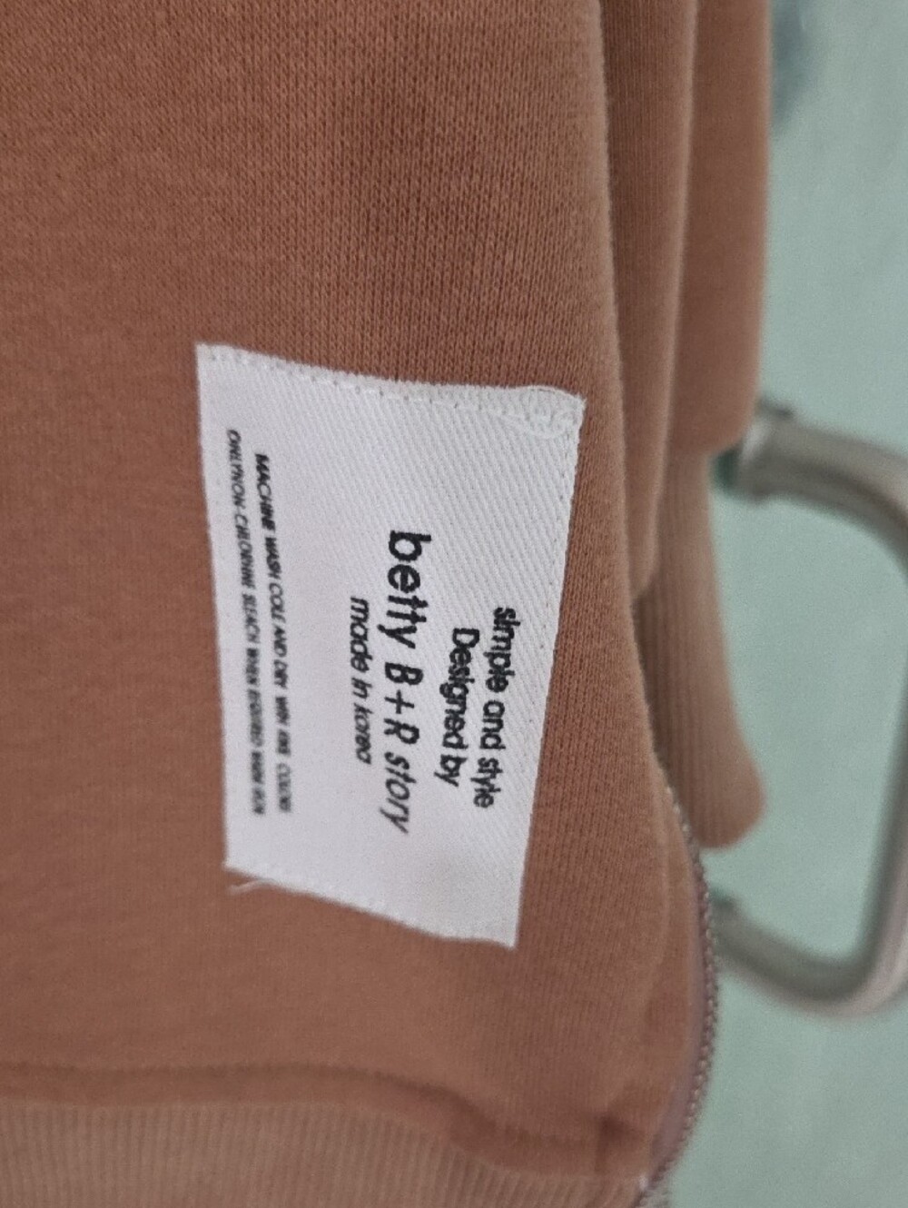 chic Tan Crewneck Sweatshirt with White Layered Hem - Picture 3 of 9